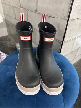 Hunter Black ladies Rain Boots with Cream Midsole and White Outsole
